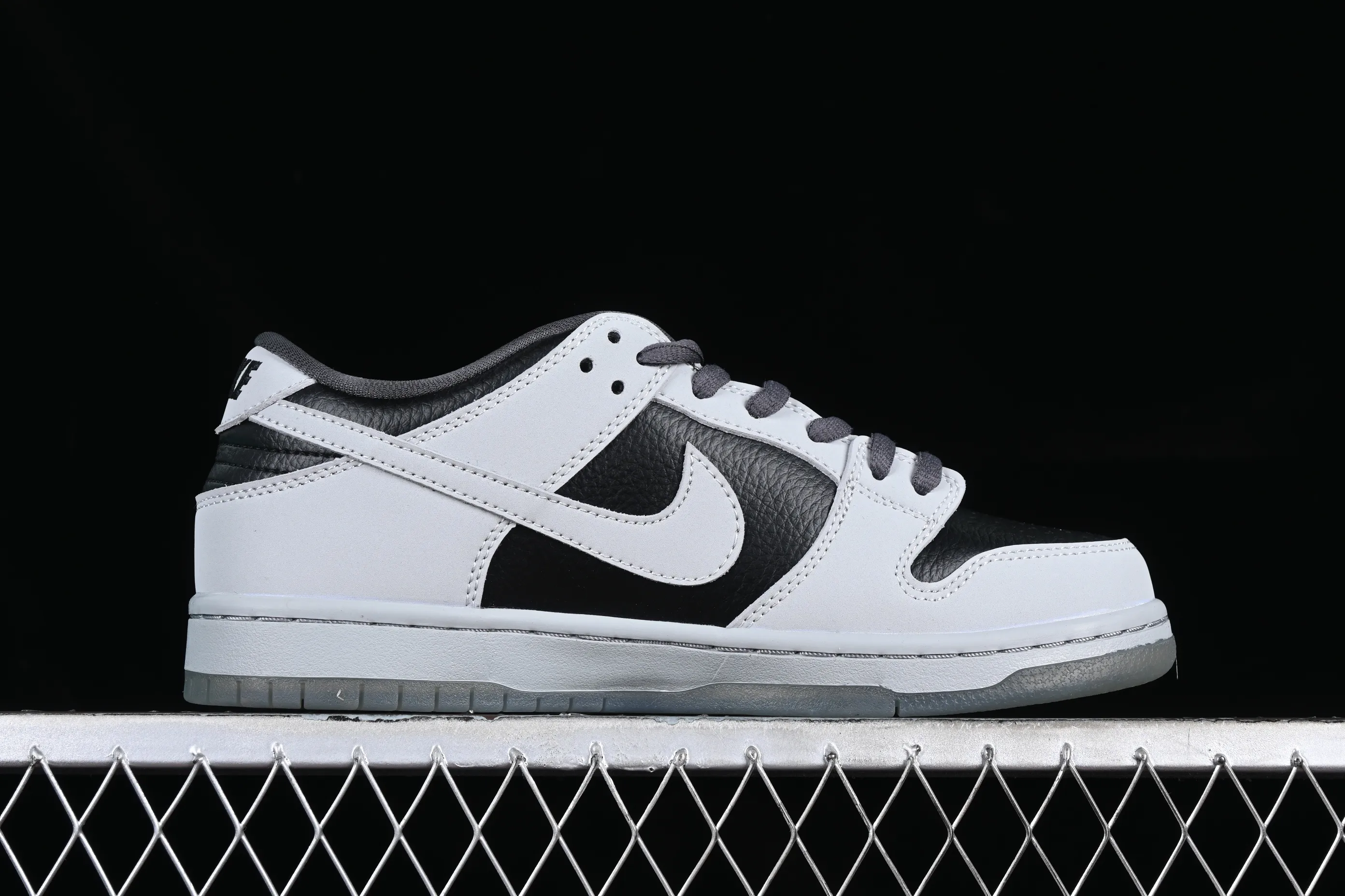 All categories Nk SB Dunk series Nk SB Dunk Low low-top skate shoes K version Atlas x Nk SB Dunk Low QS 35mm Lycra low-top skate shoes 504750-020